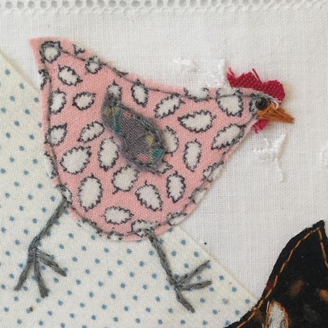 Chicken Applique, Fabric Chicken, Thread Drawing, Edging Crochet, Sewn Cards, Busy Blanket, Chicken Quilt, Freehand Machine Embroidery, Patchwork Embroidery