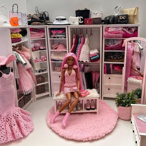 Barbie Doll House Decorating Ideas, Barbie Bedroom Ideas Diy Doll Furniture, Custom Barbie House, Barbie Dressing Room, Diy Barbie Wardrobe, Barbie Set Up, Barbie Closet Aesthetic, Barbie Doll Room Ideas, Barbie Doll Rooms Diy