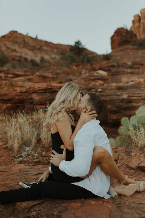 Desert Photoshoot Outfit Couples, Zion Engagement Photos, Red Rock Couples Photoshoot, Engagement Shoot Outfit Casual, Close Up Engagement Photos, Sedona Couples Photoshoot, Moab Engagement Photos, Engagement Photos Desert Arizona, Desert Couple Photos