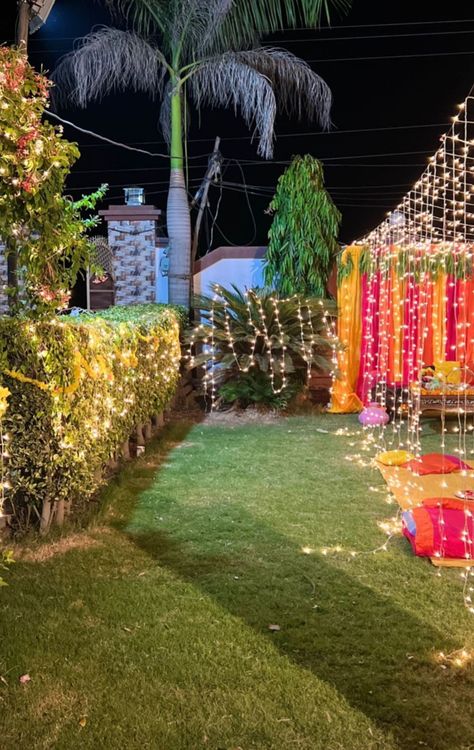 Haldi Night Decoration, Shaadi Background Photo, Swimming Pool Haldi Decoration, Haldi Lawn Decoration, Haldi Decoration Ideas Pool Side, Mayoun Decor, Shadi Pic, Haldi Decoration Near Pool Side, Shadi Decoration