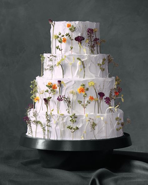 6 Fresh Ways to Decorate Wedding Cakes With Flowers Cake Designs With Flowers, Simple Beach Wedding Ideas, Wedding Cake With Flowers, Edible Flowers Cake, Spring Wedding Outfit, Cakes With Flowers, Spring Wedding Cake, Simple Beach Wedding, Unique Wedding Cake