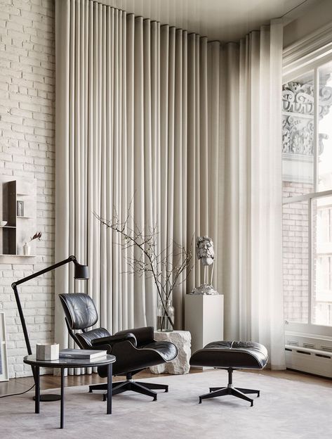 Threading the needle between luxe austerity + warm expressiveness is only one of interior designer Colin King's aesthetic hallmarks. Borge Mogensen Sofa, Cabin Chair, Interior Design Cafe, Colin King, Bamboo Rug, Upholstered Walls, New York Loft, Modern Home Interior, Design Cafe