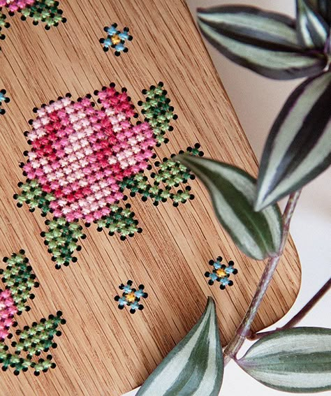 Grav Grav Wood Cross Stitch, Wood Bag, Wood Embroidery, Wooden Bag, Cross Stitch Kitchen, Diy Wedding Flowers, Diy Cross Stitch, Cross Stitches, Stitching Art