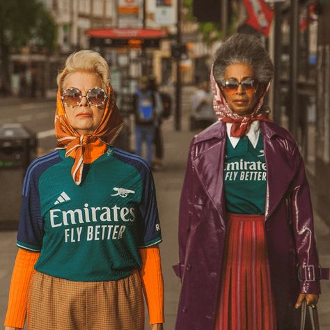 Iconic Fashion Campaigns, England Shirt Outfit Women, Arsenal Outfit Women, Football Fashion For Women, Style Soccer Jersey Outfit, Arsenal Jersey Outfit, Womens Soccer Aesthetic, Soccer Shirt Outfit, Football Shirt Outfit Women