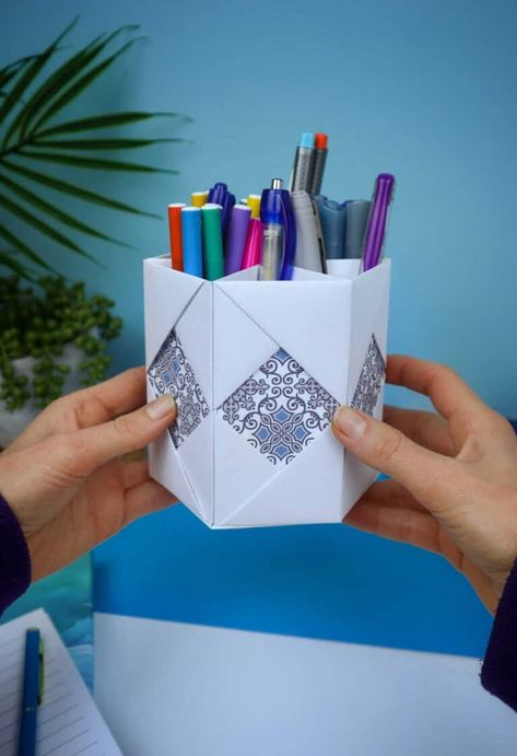 Penholder Aesthetic Diy, Paper Pencil Holder, Pencil Holder Diy, Cute Pencil Holder, Colored Pencil Storage, Origami Pencil Holder, Diy Storage Ideas, Columns Decor, Diy Pencil Holder