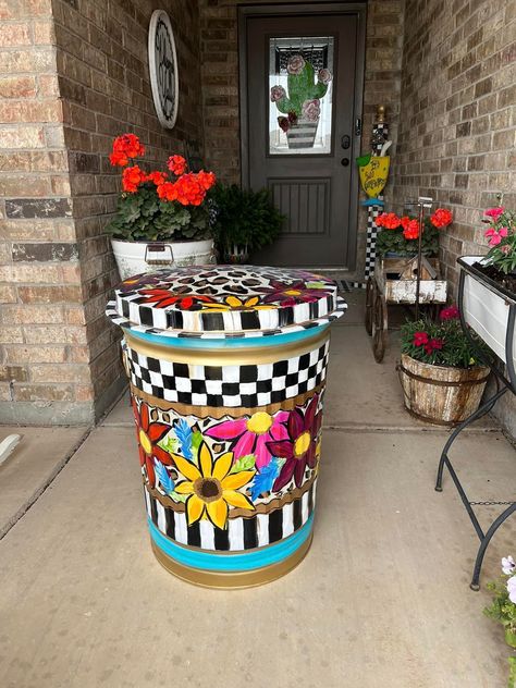 Metal Trash Can Painted, Painted Metal Trash Cans, Painted Trash Cans Ideas, Aloha Decor, Painted Cans, Painted Trash Cans, Pioneer Woman Kitchen Decor, Recycled Stuff, Metal Trash Cans