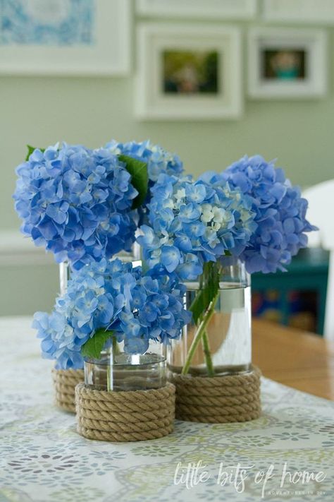 For this months create with me challenge, I made a DIY crate bookshelf from an old wooden crate. Super quick and easy to do. Get the tutorial here! Nautical Flower Centerpieces, Coastal Rehearsal Dinner Decor, Coastal Flower Arrangements, Coastal Floral Arrangements, Coastal Arrangements, Pekny Den, Coastal Centerpiece Ideas, Coastal Wedding Flowers, Diy Crate Bookshelf