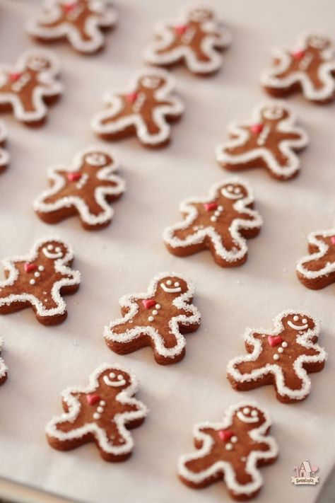 The most adorable gingerbread men Gingerbread Creations, Delicious Cupcakes Recipes, All Things Gingerbread, Sugar Frosting, Ginger Bread Cookies Recipe, Maple Sugar, Gingerbread Man Cookies, Gingerbread Men, Gingerbread Houses