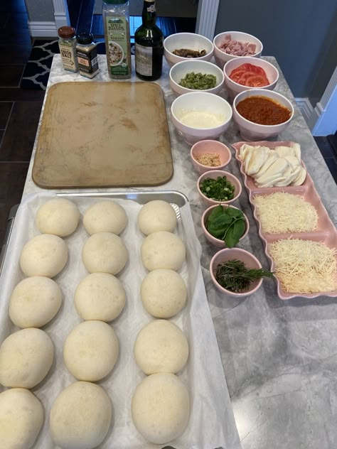 Build Your Own Pizza Bar for a Fun family Meal - Dear D'Arcy % Diy Pizza Party, Pizza Bar Party, Pizza Making Party, Pizza Dinner Party, Pizza Oven Recipes, Girls Night Ideas, Galentines Day Ideas, Pizza Dinner, Make Your Own Pizza