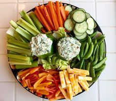 Diy Veggie Tray, Veggie Platter Display, Veggie Platter, Platter Board, Vegetable Tray, Vegetable Platter, Party Food Platters, Veggie Dip, Charcuterie Recipes