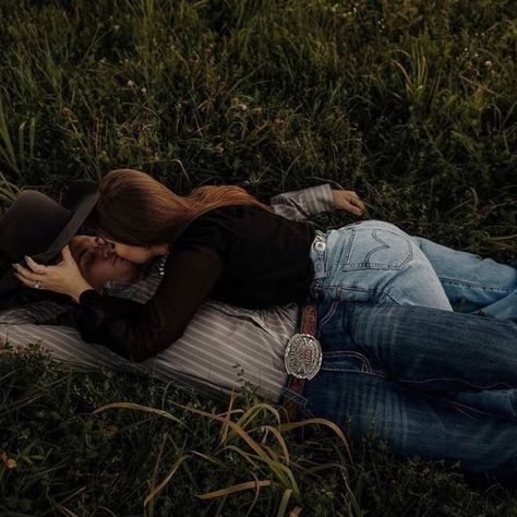 Casal Aesthetic, Aesthetic Cowboy, Everyday Is A Good Day, Country Couple Pictures, Country Relationship Goals, Country Relationships, Cute Country Couples, Western Photoshoot, Ranch Weddings