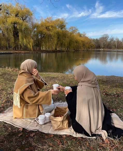 Hijab Friends Aesthetic, Friends Aesthetic Hijab, Hijabi Friends Aesthetic, Muslim Friends Aesthetic, Hijabi Aesthetic Photography, Picnic With Bestie, Hijabi Besties, Friends Hijab, Hijabi Friends