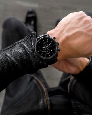 Black Watch Men, Guy Accessories, Black Watches For Men, All Black Watches, Male Accessories, Random Guy, Stylish Watches Men, Black Legends, Smart Watch Android