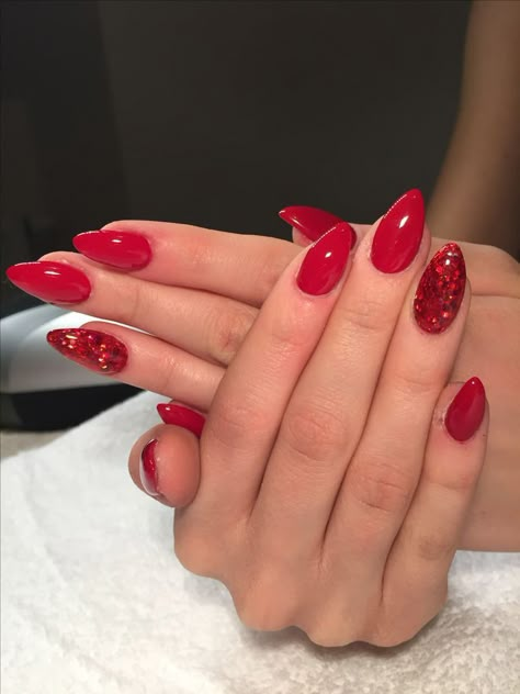 Red Nail Art Elegant, Light Red Nails, Glittery Red Nails, Red Nail Inspiration, Red Nails Christmas, Red Sparkle Nails, Red Sparkly Nails, Red Pedicure, Red Nails Glitter