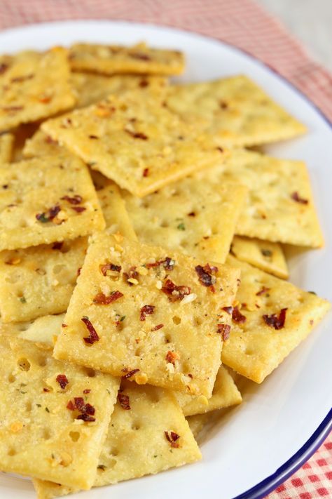 Alabama Fire Crackers are a crispy snack made with saltine crackers, spices and red pepper flakes for a spicy and delicious kick! Spicy Saltines, Alabama Fire Crackers, Seasoned Saltine Crackers, 3 Ingredient Biscuit Recipe, Saltine Cracker Recipes, Spicy Crackers, Seasoned Crackers, Fire Crackers, Crispy Crackers