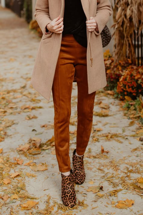 Burnt Orange Pants Outfit Winter, Burnt Orange Courdoroy Pants Outfit, Rust Colored Leggings Outfit, Orange Joggers Outfit Women, How To Style Suede Pants, Brown Suede Pants Outfit Winter, Orange Pants Fall Outfit, Carmel Pants Outfit, Burnt Orange Pants Outfit Fall