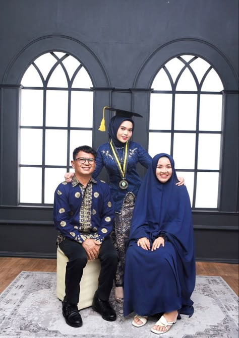 Graduation Family Photoshoot Studio, Photo Wisuda Studio Keluarga, Family Graduation Photoshoot, Poto Studio, Galery Photo, Photoshoot Studio Ideas, Kebaya Graduation, Family Photo Studio, Dress Kebaya