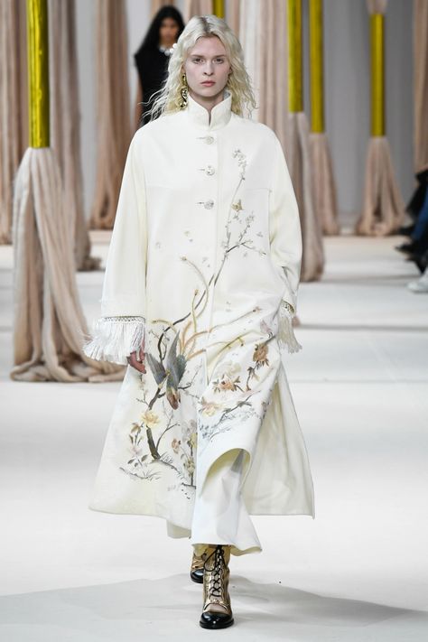 Shiatzy Chen RTW Fall 2023 [PHOTOS] – WWD Wanderlust Fashion, Fashion Show Poster, Shiatzy Chen, Paris Fashion Week Runway, Ready To Wear Fashion, 2023 Ready To Wear, Chanel Haute Couture, Fashion Week Runway, Winter 2023