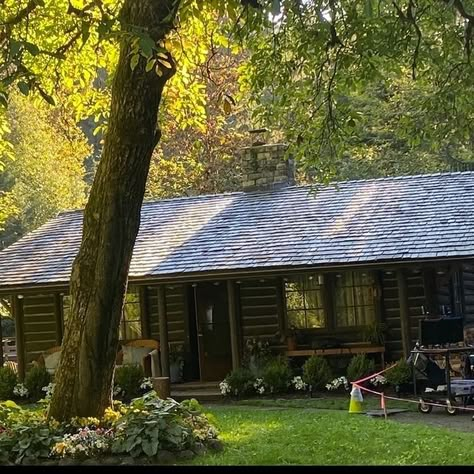 Virgin River Cabin Interior, Virgin River Cabin, Old Wooden Crates, Virgin River, Sunken Living Room, River Cabin, Log Cabin Homes, Cabin Design, Wooden Crates