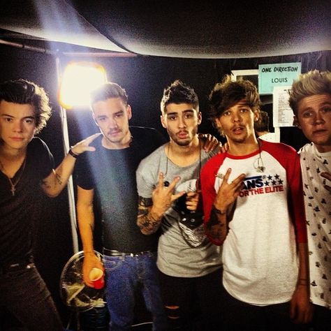 onedirection IG: 17 hours ago The boys backstage in Melbourne... Only 3 shows to go in OZ :( it's been ace! 1DHQ x Where We Are Tour, One Direction Louis, One Direction Photos, One Direction Pictures, I Love One Direction, 1 Direction, Zayn Malik, Liam Payne, Niall Horan