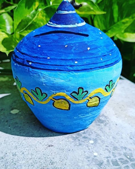 Gullak painting Clay Money Bank, Gullak Painting, Piggy Bank Drawing, Piggy Bank Painting Ideas, Money Box Diy, Big Piggy Bank, Piggy Bank Diy, Ganesha Drawing, Box Decoration