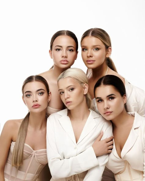 6 Women Photoshoot, Elegant Group Photoshoot, Womens Group Photoshoot, Group Of Women Photoshoot, Group Photo Shoot, Skin Care Oil, Group Photoshoot, Group Photo Poses, Shooting Couple