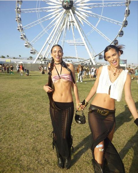 Rate This Festival outfits From ⭐1~10. SAVE & FOLLOW i will update everyweek. Rave Outfits Classy, London Pride Outfit, Coachella Picture Ideas, Coachella 2024 Outfits, Osheaga Outfit, Lollapalooza Outfit Summer Festival, Streetwear Festival Outfit, Dreamville Festival Outfits, Festival Outfit Bohemian