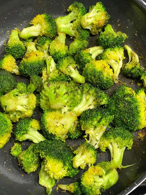 Garlic Sauteed Broccoli On Stove Top - How To Saute Broccoli Sauteed Broccoli With Garlic, Sauted Spinach Recipes Garlic, Cook Fresh Broccoli, Sauté Broccoli, Broccoli Toppings, Restaurant Broccoli, Broccoli On Stove Top, Fresh Broccoli Recipes Stove Top, Saute Broccoli Recipes