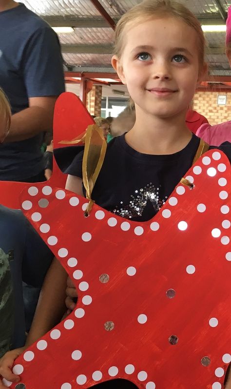 How to make a starfish costume - from a craft challenged person with Gift Grapevine Starfish Costume Diy, Star Fish Costume, Rainbow Fish Costume, Fish Costumes, Costume For School, Starfish Costume, Diy Starfish, Crochet Starfish, Sea Costume