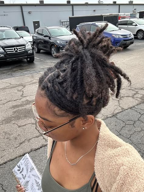 Fresh Dreadlocks, Locs Claw Clip, Locs Aesthetic, Miley Cyrus Short Hair, Woman With Dreadlocks, Loc Ideas, Loc Goddess, Short Dreads, Loc Inspiration