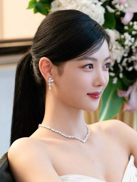 Kdrama Makeup, Elegant Hairstyle, Kim You Jung, Iu Hair, Bridal Hair Updo, Peinados Recogidos, Kim Yoo Jung, Wedding Hair Inspiration, Red Velvet Joy