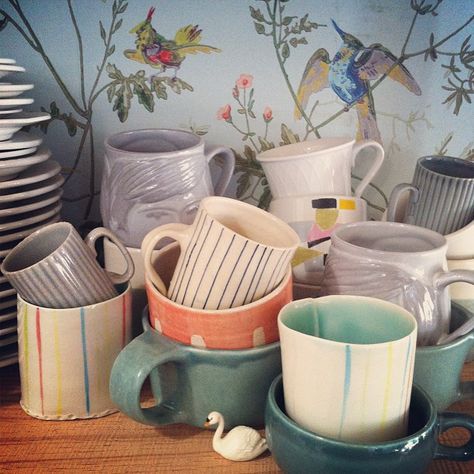 mismatched mugs Mismatched Mugs Aesthetic, Mismatched Crockery, Mismatched Mugs, Fancy Party Ideas, Bookshop Café, House Aesthetics, Mismatched China, Big Basket, Fancy Party