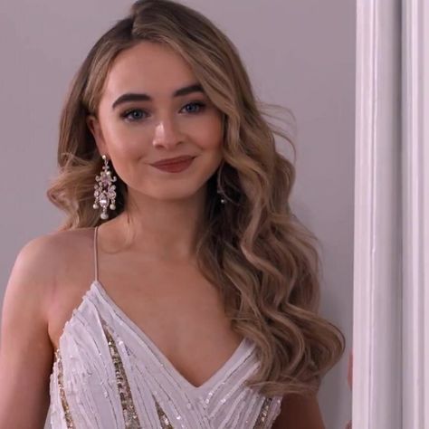 Sabrina Carpenter Movies, Celebrity Icons, Sabrina Carpenter Style, Girl Movies, Girl Meets World, Umbrella Academy, Tall Girl, Woman Crush, Character Aesthetic