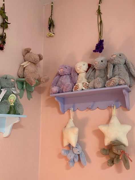 Jelly Cat Storage Ideas, Jellycat Display Ideas, Jellycat Collection Display, Jellycat Nursery, Jelly Cat Display, Jellycat Display Bedroom, Jellycat Storage, Jellycat Shelf, Jellycat Display