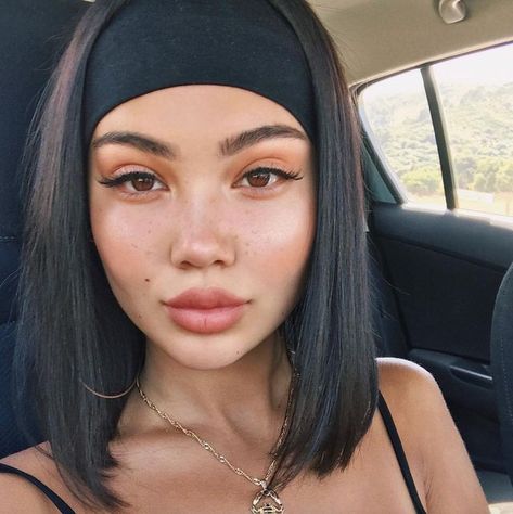 Amanda Khamkaew Outfit, Amanda Khamkaew, Hairband Hairstyle, Hairstyle Pictures, Headbands For Short Hair, Hair Band Accessories, Effortless Hairstyles, Black Headband, Headband Styles