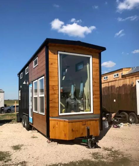 Texas-Style Tiny House with Lots of Windows Diy Tiny House On Wheels, Incredible Tiny Homes, Tiny Mobile House, Tiny House Exterior, Diy Tiny House, Houses Design, Tiny House Listings, Lots Of Windows, Micro House