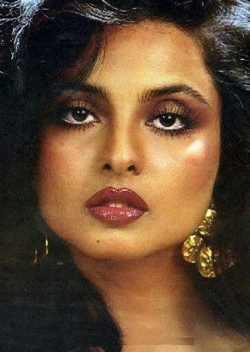 .Rekha Pakistani Makeup Looks, 2000s Makeup Looks, Middle Eastern Makeup, Pakistani Makeup, Rekha Actress, Bollywood Makeup, Old Film Stars, 70s Makeup, 80s Makeup