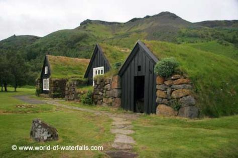 A surprising aspect about a visit to Skogafoss was that there also happened to be a historic turf farm nearby within walking distance of the falls Sod Roof, Green Roof Design, Green Roof House, Grass Roof, Living Roofs, Roof Architecture, Amazing Buildings, Pergola Plans, House Roof