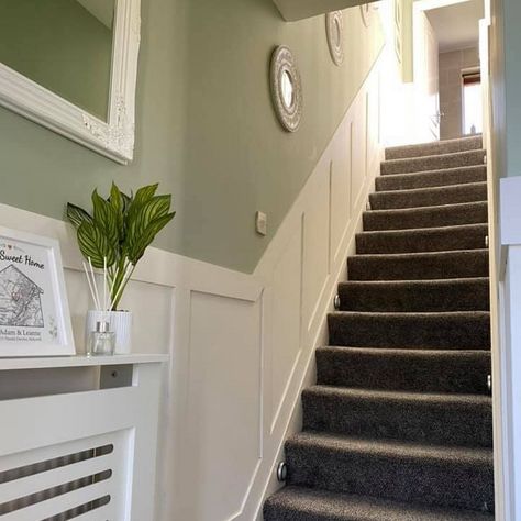 Hallway Decorating Colours, Hallway Wall Colors, Stairs And Hallway Ideas, House Renovation Design, Green Hallway Ideas, Stair Paneling, Entrance Hall Decor, Vintage Interior Decor, White Hallway