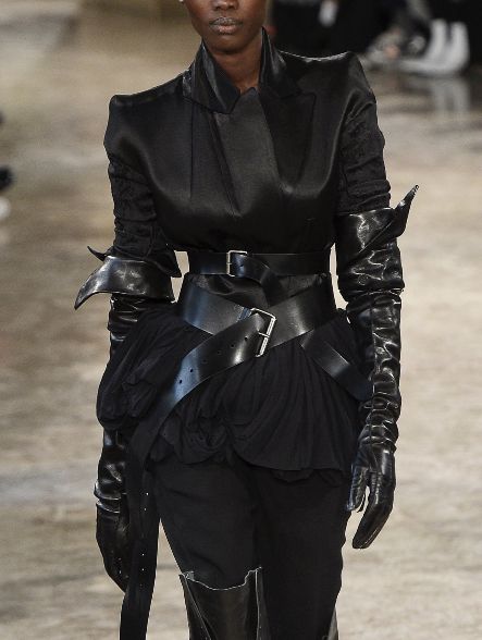 Leather Futuristic Fashion, Leather Avant Garde, Dark High Fashion, Concept Clothing, Rocker Style, Stage Costume, Ann Demeulemeester, Fashion Line, Fashion Fits