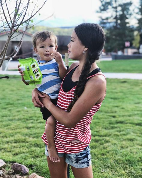 Cute Photos of "Bookend" Siblings That Prove You Shouldn't Be Too Worried About Big Age Gaps Siblings With Age Gap, Sibling Age Gap Aesthetic, Large Age Gap Siblings, 4 Year Age Gap Siblings, Big Age Gap Siblings, Age Gap Siblings, Brother Sister Photos, Manifesting Board, Sibling Photos