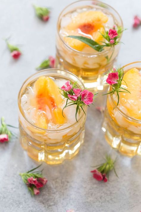 This easy - ready in 2 minutes - Sweet Georgia Peach Smash is the perfect, refreshing cocktail for showers, parties, and everyday! Spring Drinks, Cocktail Original, Spring Drink, Spring Cocktails Recipes, Peach Drinks, Spring Cocktails, Bourbon Cocktails, Pretty Drinks, Easy Cocktails