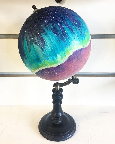 Globe Painting On Canvas, Painted Globes Diy Ideas, Upcycled Globe, Painted Globe Diy, Painted Globe, Antique World Globe, Globe Art, New Living Room, Globe