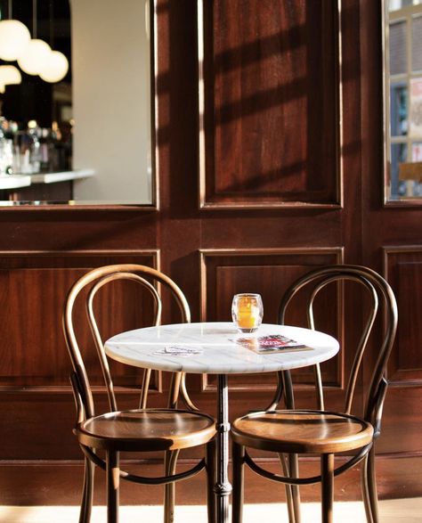 French Cafe Design Interiors, French Bistro Table And Chairs, Vintage Cafe Table And Chairs, Bakery Tables And Chairs, French Bistro Interior Design, European Coffee Shop Aesthetic, French Bistro Interior, French Cafe Interior, French Cafe Interior Design