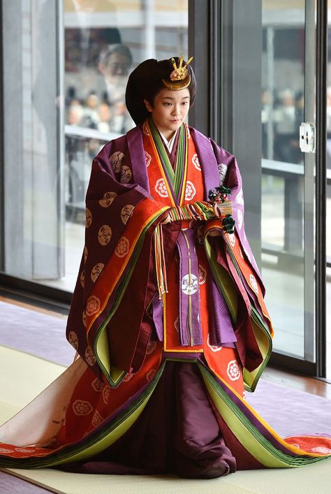 Imperial Clothing, Princess Mako, Japanese Princess, Statement Hat, Simple White Dress, Queen Rania, Fashion Moments, Swedish Royals, Queen Maxima