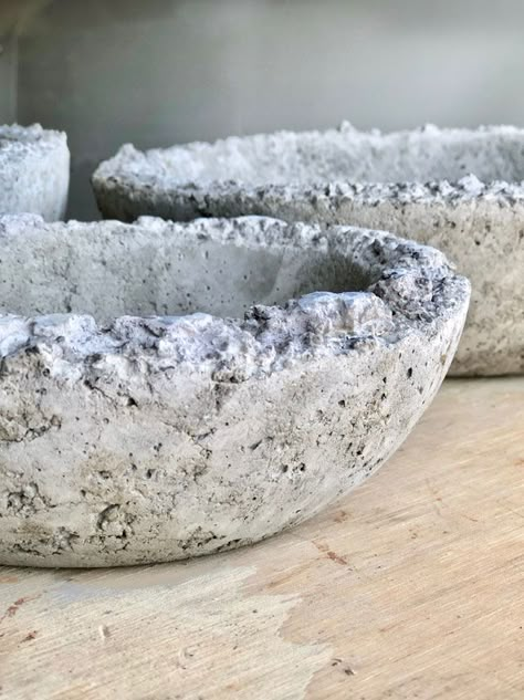 Concrete Bowls Diy, Handmade Concrete Planters, Diy Concrete Planters, Joinery Design, Diy Bowl, Concrete Bowl, Cement Diy, Diy Concrete, Concrete Pots