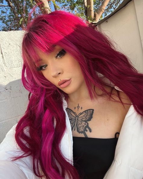 Pink Aesthetic Girly, Red Pink Hair, Pink Hair Streaks, Fox Hair Color, Pink Ombre Hair, Magenta Hair, Split Dyed Hair, Hot Pink Hair, Fox Hair