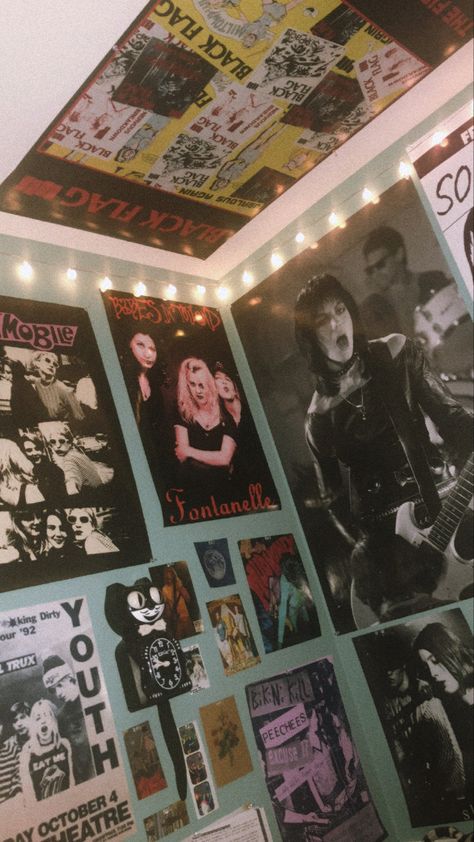 80s Theme Bedroom Ideas, Riotgrrl Aesthetic, Punk Rooms, Dopamine Room, Vintage 80s Bedroom, 90’s Bedroom, 90s Inspired Room, 90s Room Decor, 90’s Room