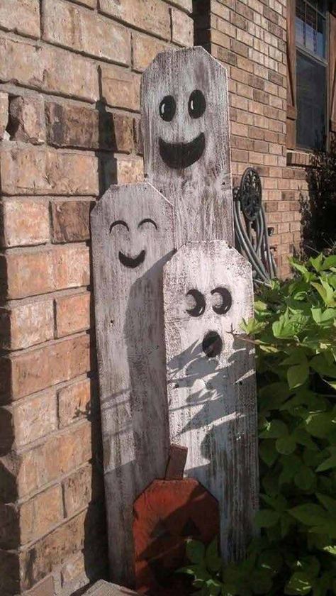 18 Truly Fascinating DIY Halloween Decorations Made Of Reclaimed Wood Fence, Halloween Decorations, Halloween, Building, Wood, Plants, Wall