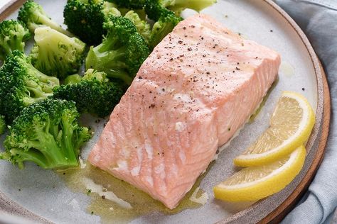 Geoffrey Zakarian's Microwave Salmon Recipe Means Dinner in 5 Minutes | Seafood | 30Seconds Food Microwave Salmon, Salmon Broccoli, Steam Salmon, Balanced Food, Enchilada Casserole Recipes, Swiss Steak, Baking Measurements, Dinner On A Budget, Easy Baked Chicken